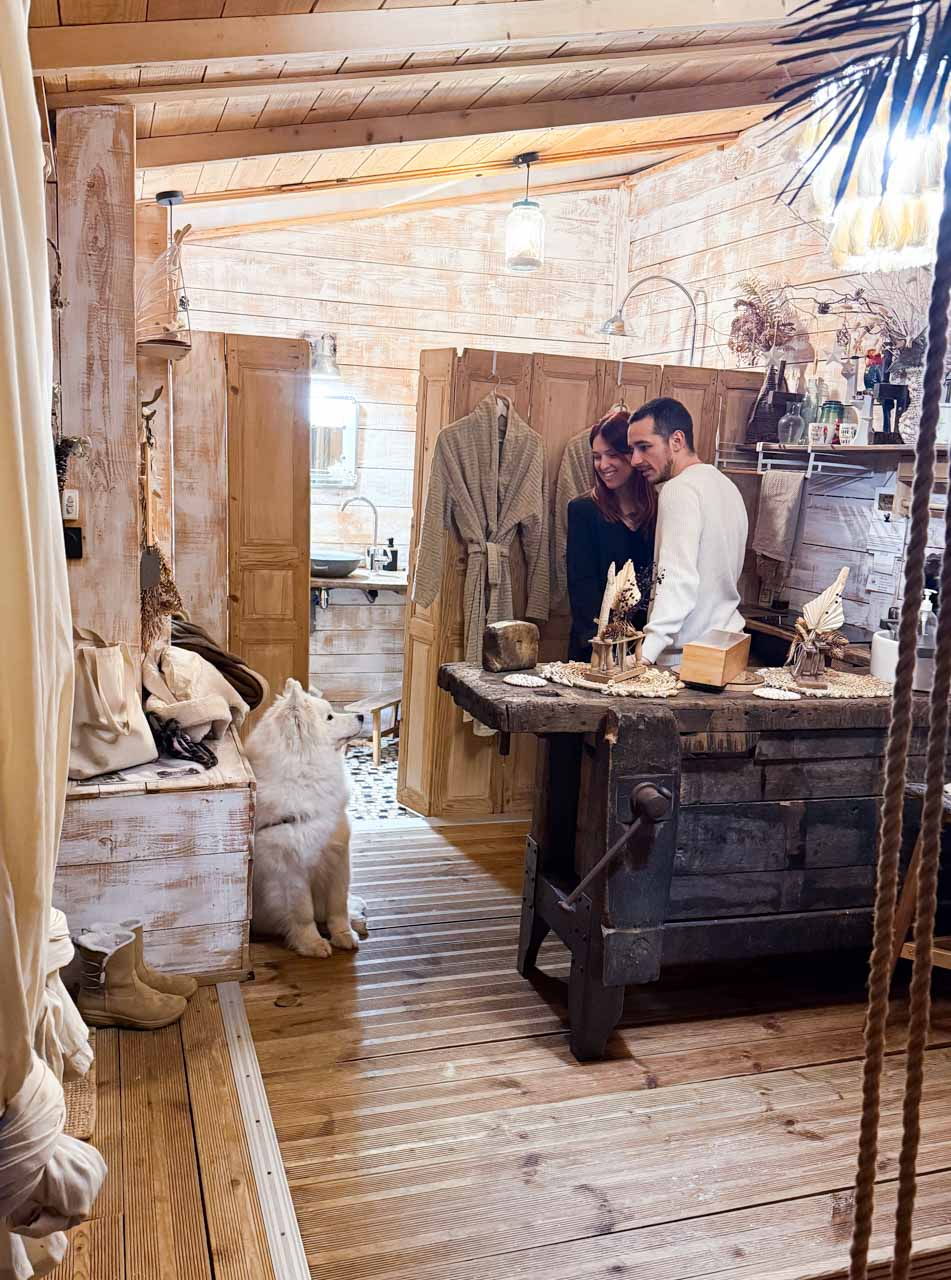 cabane sand couple chien
