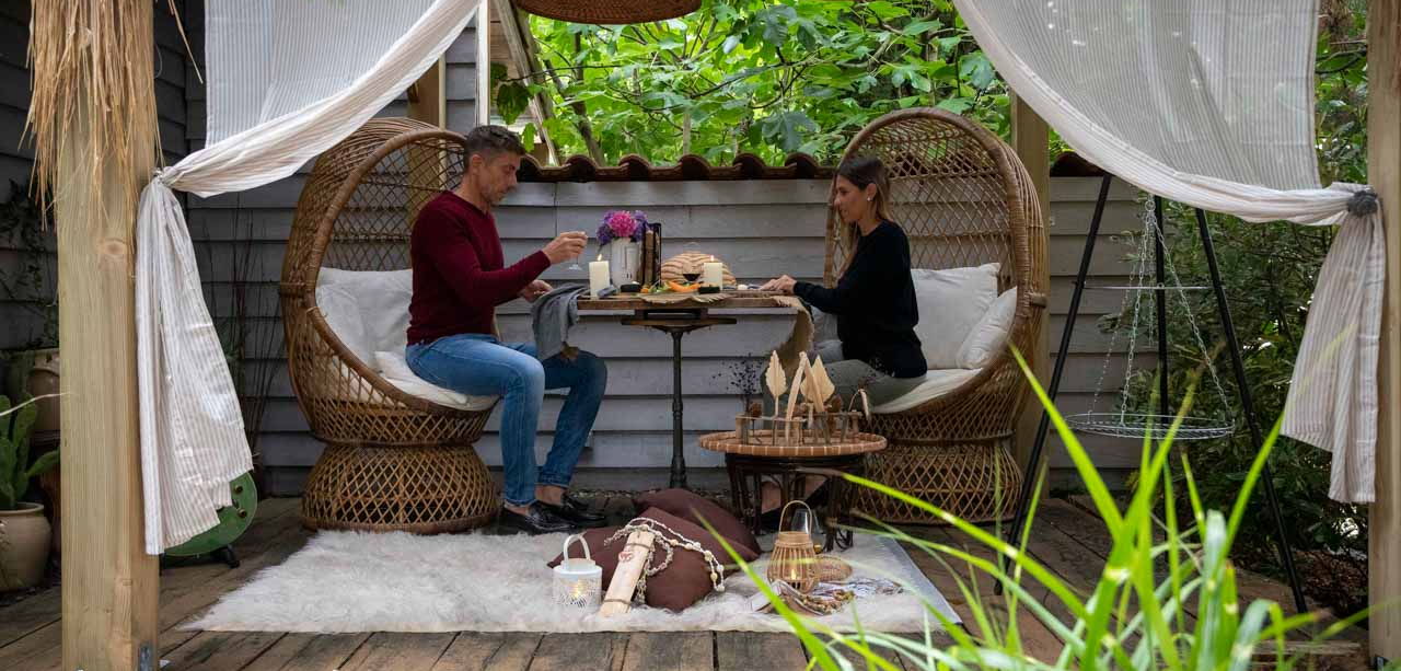 cabane sand couple petit dejeuner terrasse