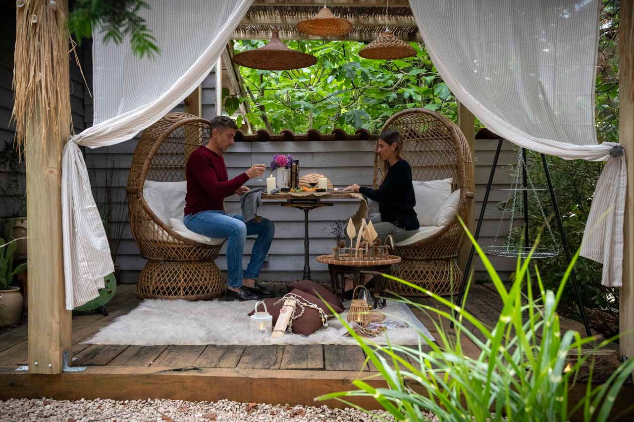 cabane sand couple petit dejeuner terrasse